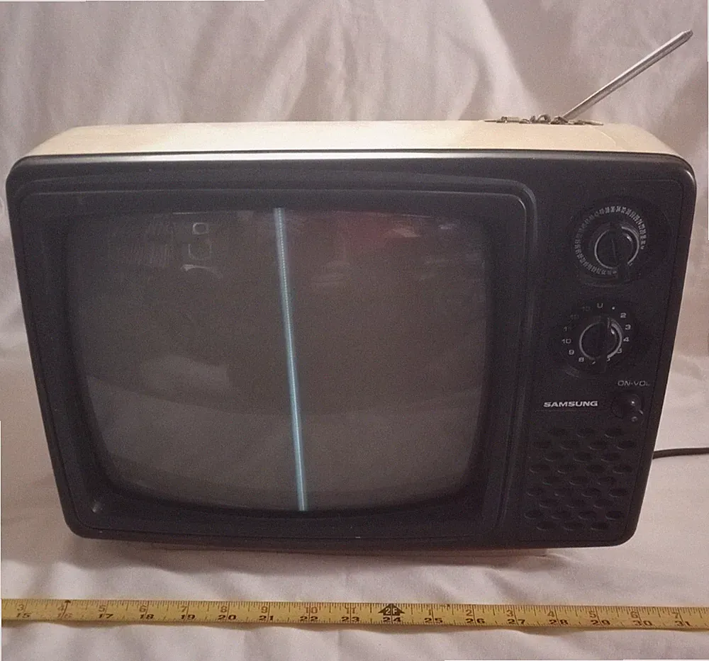 1980 SAMSUNG Portable B&W 12" Television model no. BT-311AR TV Gaming Monitor.