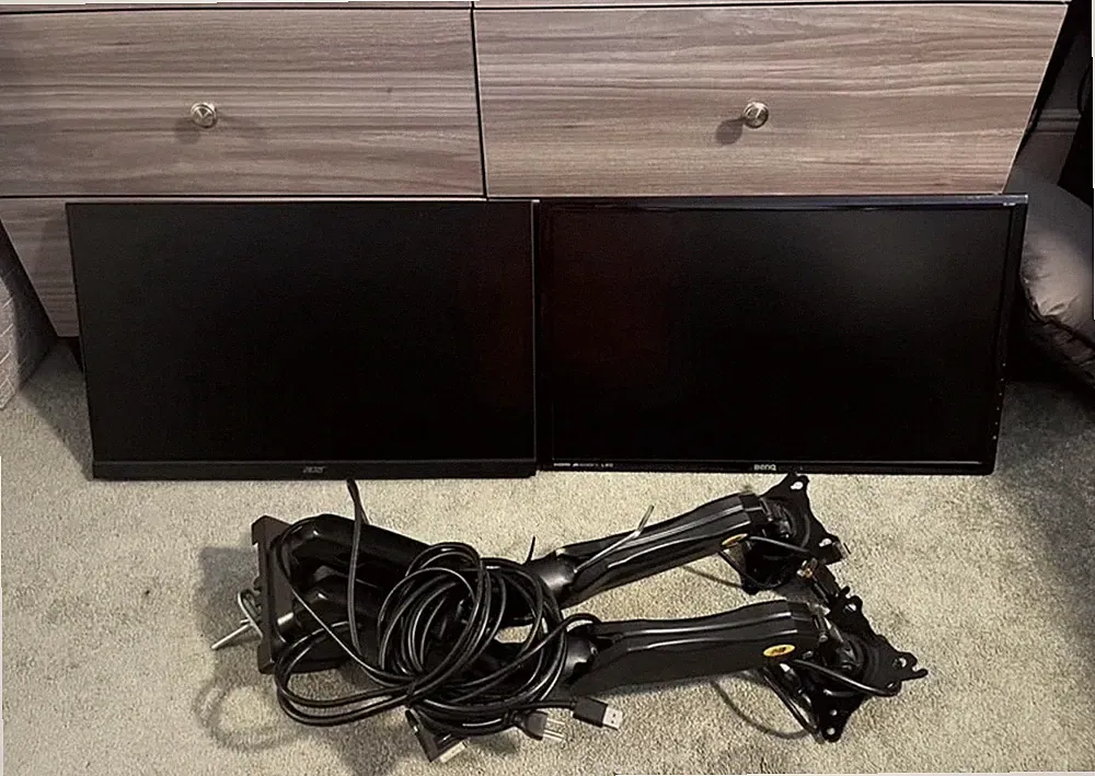 3 gaming monitors with arms