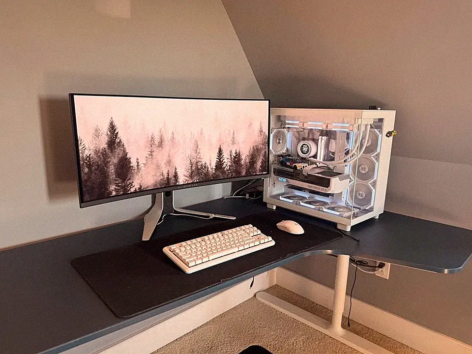 4090, OLED Ultra Wide Monitor All White Gaming Set Up