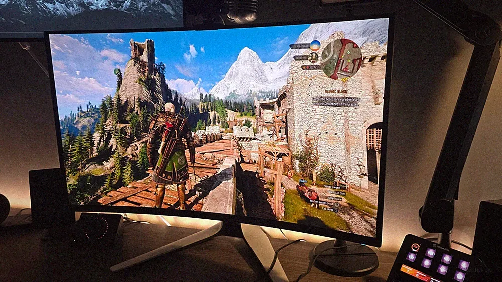 Alienware 32in 21:9 Curved Screen Gaming Monitor - Black/White