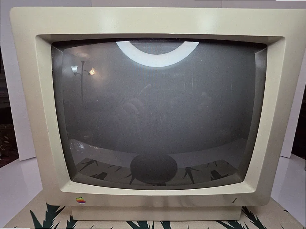 Apple AppleColor 13" Composite Monitor CRT Color Display A2M6020, Powers On