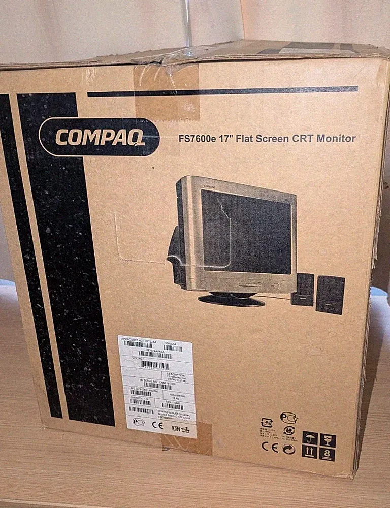 COMPAQ FS7600e 17" Flat CRT Monitor CRT Gaming Computer In Box - Looks Unused