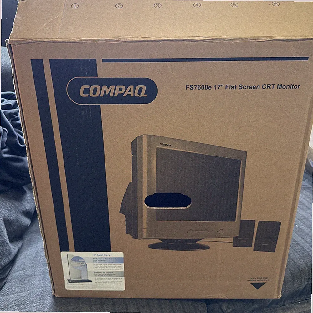 COMPAQ FS7600e 17" Flat CRT Monitor CRT Gaming Computer In Box - Looks Unused