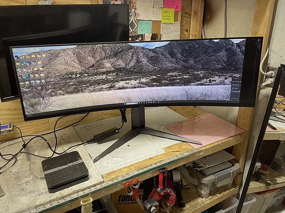 CRACKED EDGE LG 45GR65DC-B Ultragear 45-In QHD 200Hz Curved Gaming Monitor Black