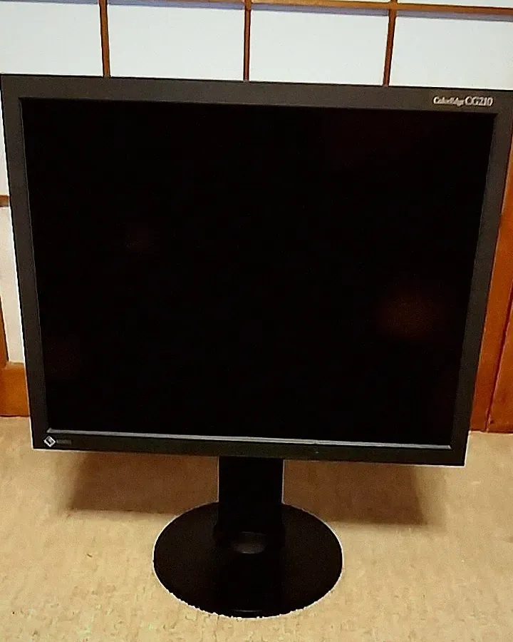 EIZO COLOREDGE CG210 21.3" MONITOR Comes with a desktop stand