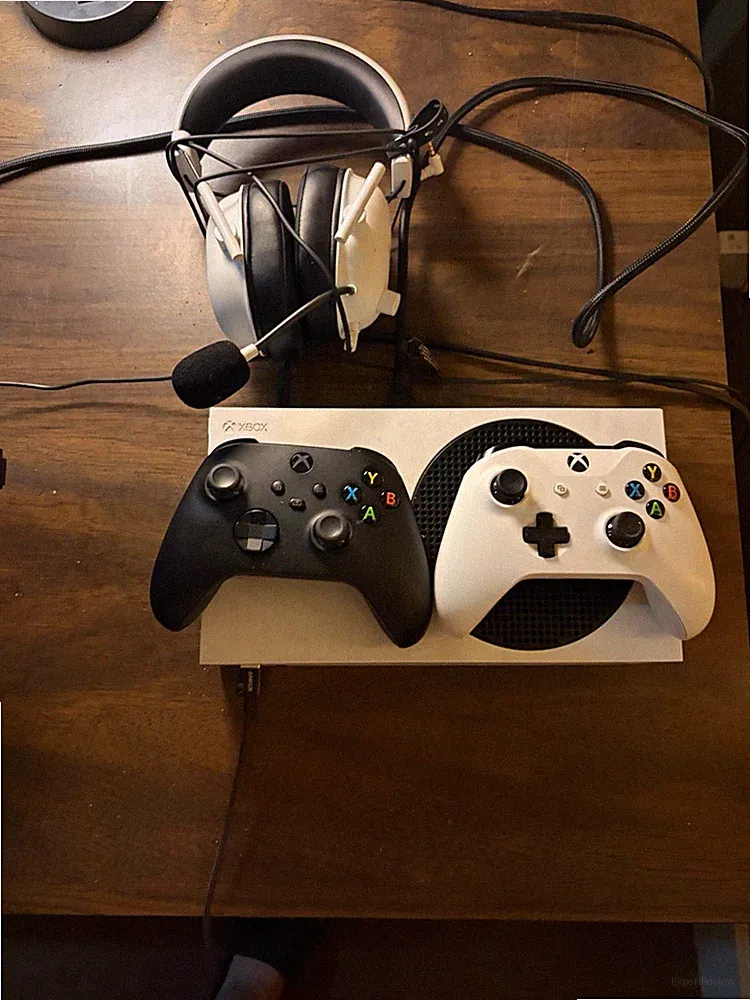 Full Xbox Game Set Up (Monitor, 2 controllers, 165hz LG Monitor, Razer Headset)