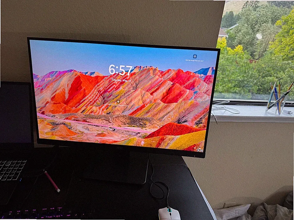 gaming monitor 180hz 1ms 1080p AOC Sleek Black color, slightly used.
