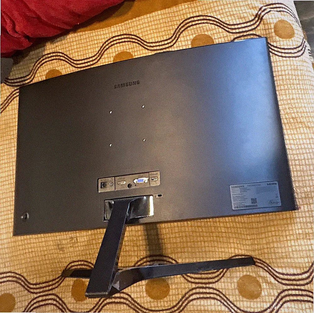 Gaming monitor 27 inch curved brand new / comes with power cable and HDMI