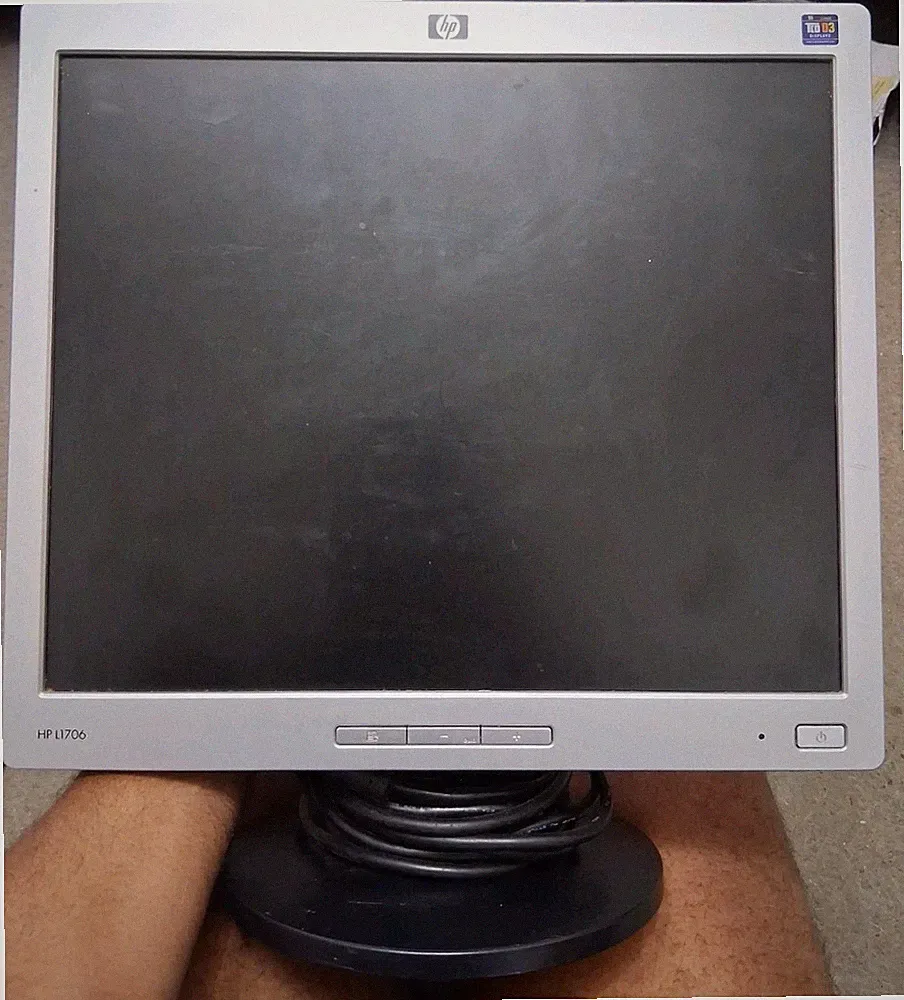 HP 17 INCH (1280 x 1024) PIXELS LCD HD GRAY/BLACK MONITOR MODEL L1706 w/HOOKUPS!