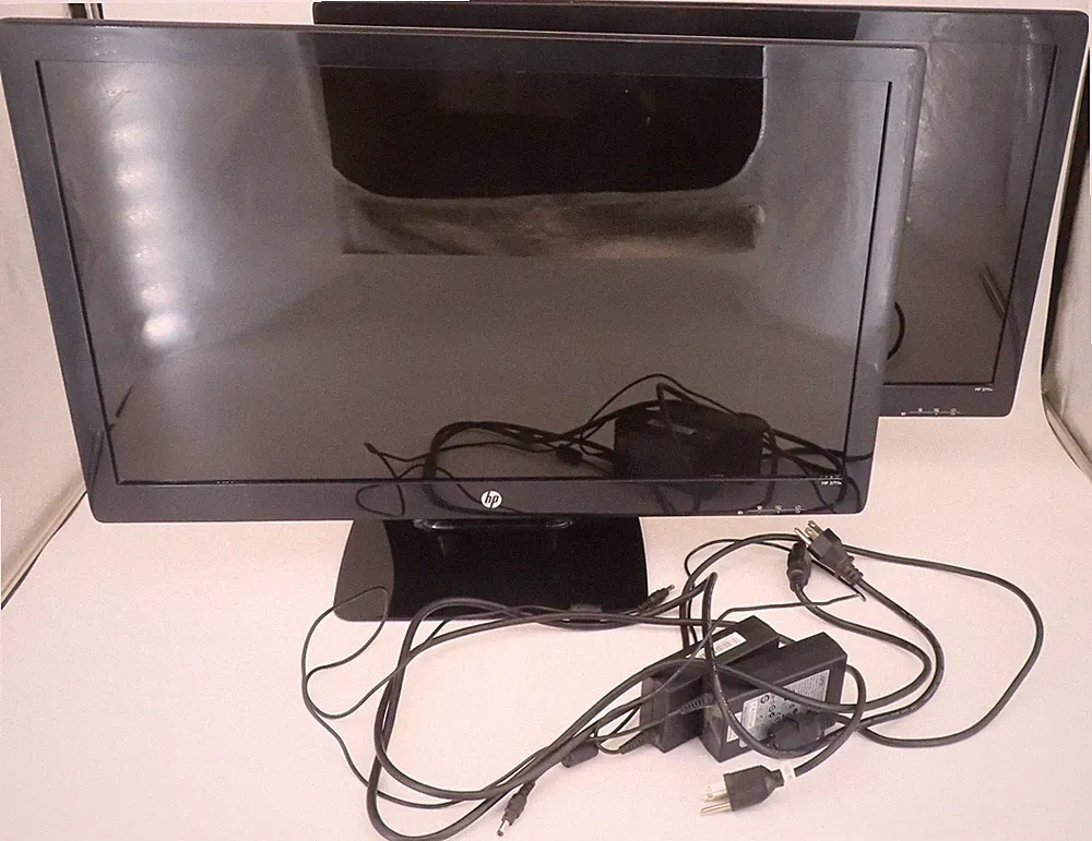 HP 2711X 27"LCD Widescreen LED Display Monitor w/adapter Wall / Arm Mountable