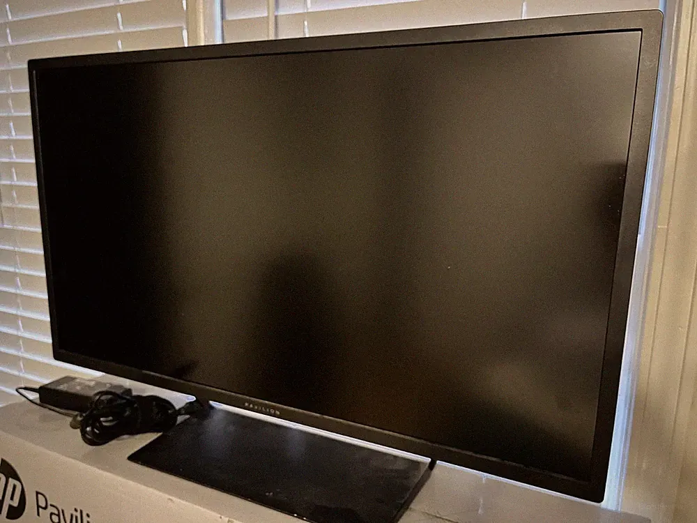 HP Pavilion 32" QHD Display Monitor w/ Stand HDMI Display Port Great condition