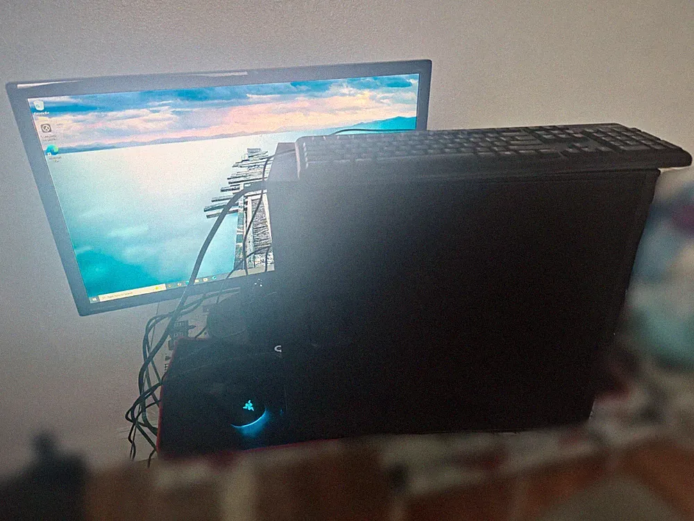 HP Z240 with i7 6700K, RX 570, Keyboard, Mouse and Headphones - WiFi & BenQ27 in