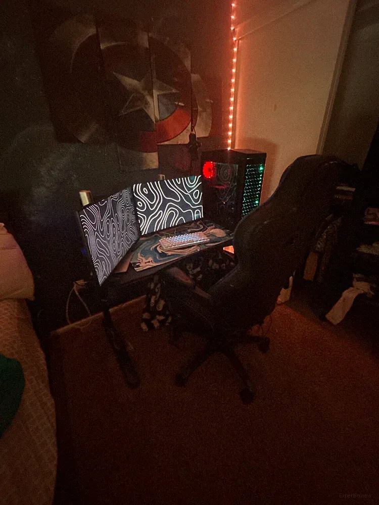 I’m selling a gaming setup with everything desk,chair and everything