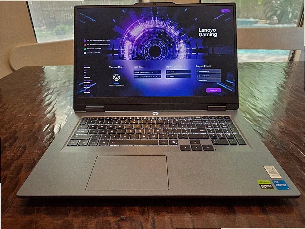 Lenovo LOQ 17IRX10 - 17.3" FHD 144Hz, i5 13450HX, RTX 5050, 16GB RAM, 512GB SSD