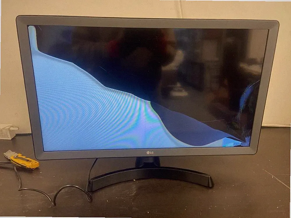 LG 24LM530S-PU 24" Wifi HD 768P webOS 3.5 Smart TV Monitor Black - CRACKED