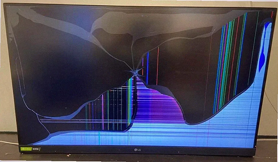 LG 32GN50T-B Ultragear FHD Gaming Monitor G-SYNC Compatible 32" CRACKED NO STAND