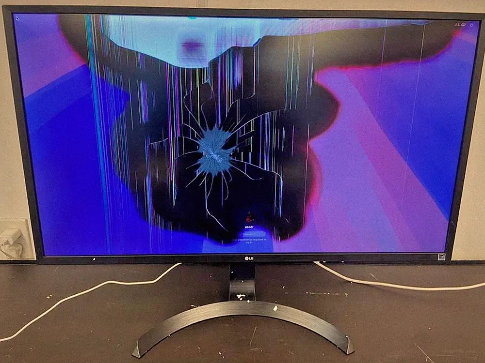 LG 32UD59-B Monitor 32” 4K UHD 3840 x 2160 VA Display DCI-P3 95% Color - CRACKED