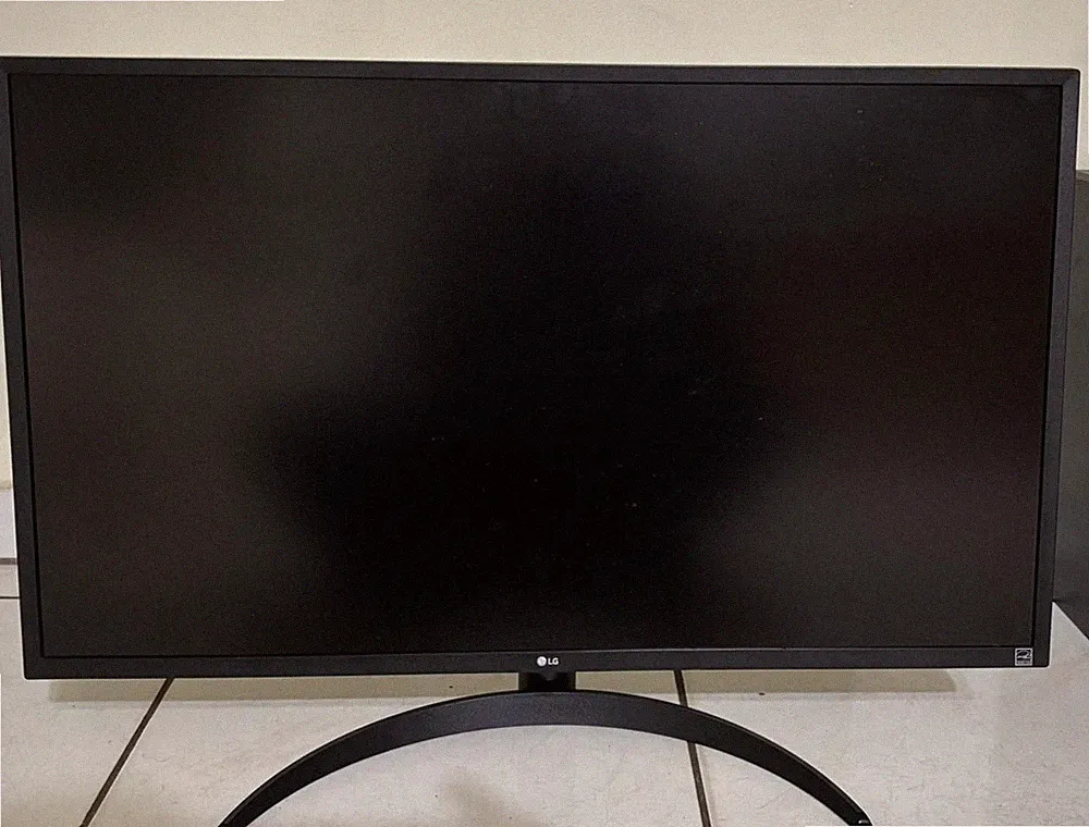 LG 32UD59-B UHD 4k 3840 x 2160 32" Monitor - Parts or Repair - Screen Intact