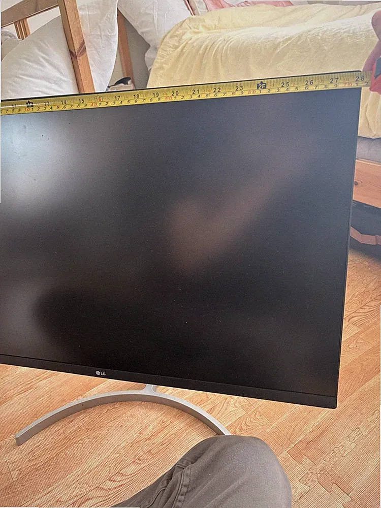 LG 32UN550-W 32 inch 4K 60Hz HDR Monitor adjustable height and included cables