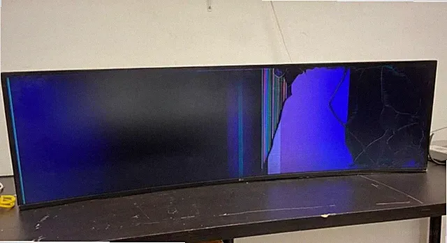 LG 49WL95C-W Ultrawide Dual QHD Monitor 49" (5120 x1440) Curved CRACKED SCREEN