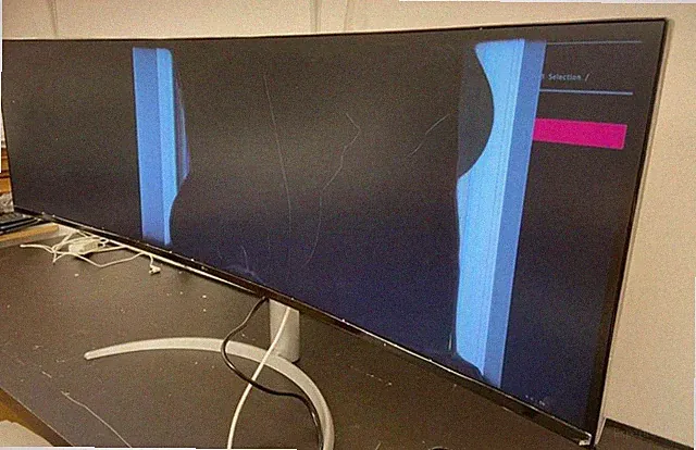 LG 49WQ95C-W 49" 32:9 Curved UltraWide DQHD 5120 x 1440 Nano IPS Monitor CRACKED