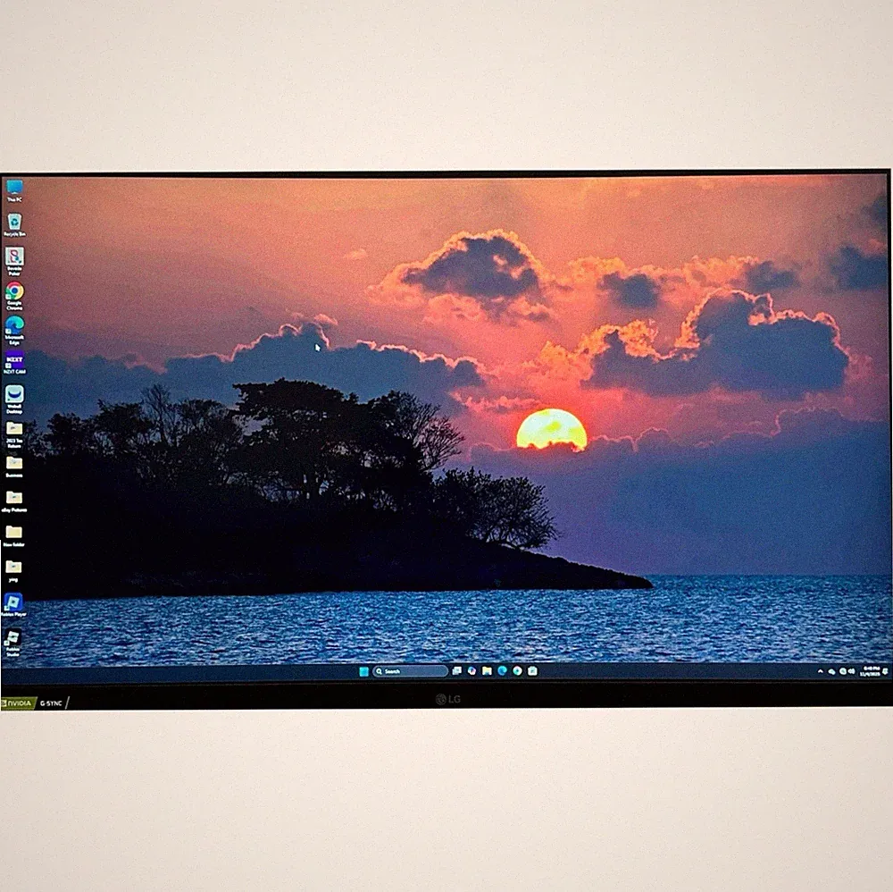 LG Ultragear 32" 32GP83B-B 32" 144hz QHD Monitor (WORKS/READ)