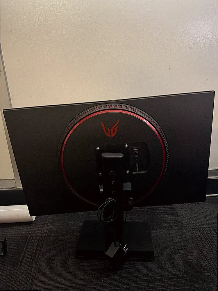 LG Ultragear Gaming Monitor 32" 1440P 144HZ 1ms response rate