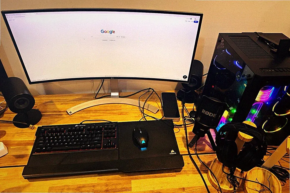 LG ultrawide 34” monitor+ Lian Li 08 case PC