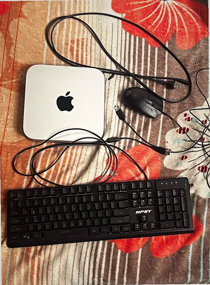 Mac mini M2 plus keyboard plus mouse plus monitor 27 inches