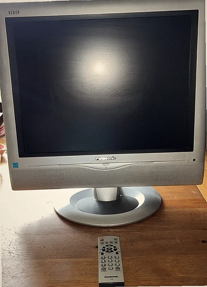 Panasonic VIERA TC-20LA2 20" Diagonal LCD TV Retro Gaming 4:3 W/Remote Working