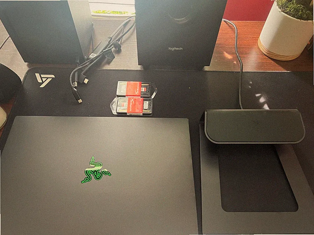 Razer Blade 15 Advanced Model Early 2021 15.6”(32GB hyperx ram+v2 chroma stand)