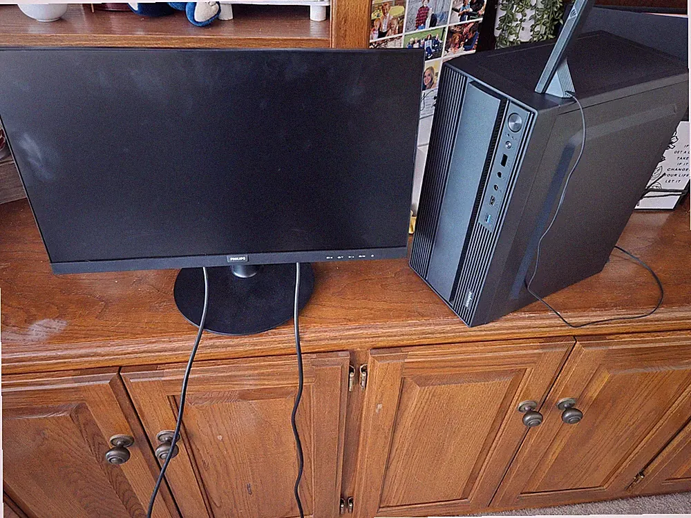 Rzyen 5 5600 And 6650 XT Gaming PC + 1080p 100hz Monitor