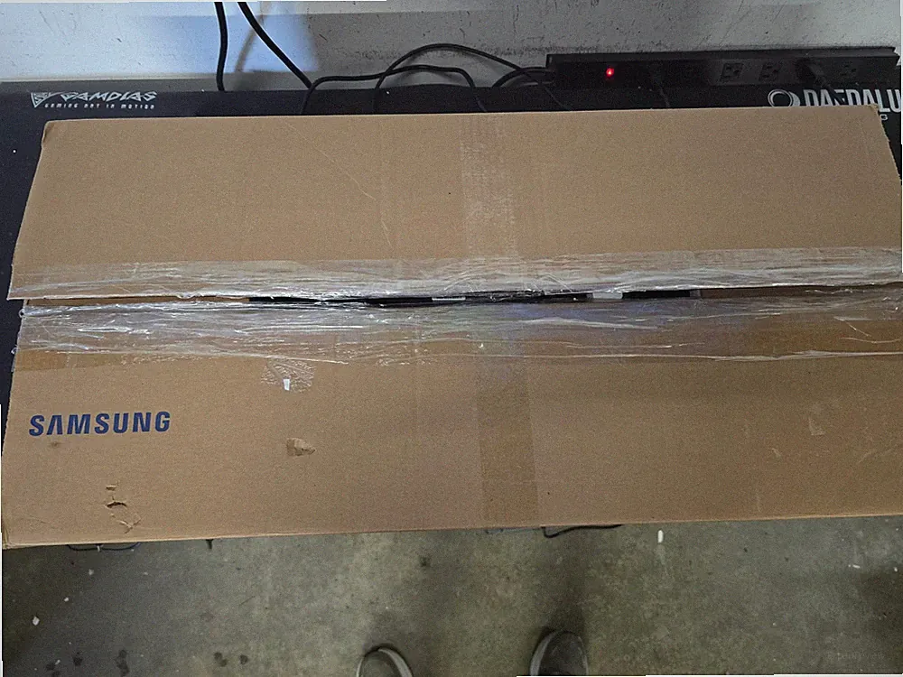 Samsung 34" Odyssey G55T WQHD 165Hz Curved Monitor [Line on Left]