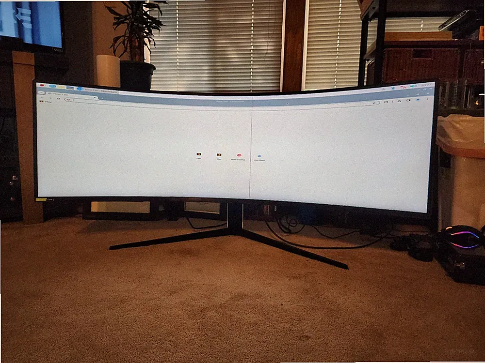 SAMSUNG Odyssey 49-in 5K QHD 1440p Gaming G9 Computer Monitor