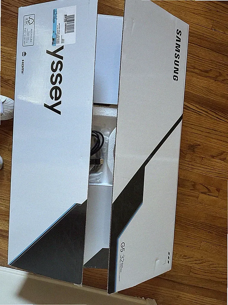 Samsung odyssey G5 32 Gaming Monitor With Alienware Stand