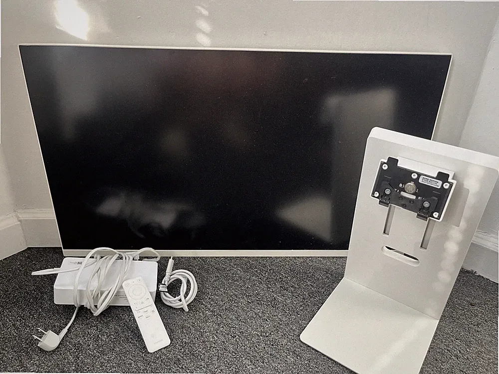 Samsung Smart Monitor M8 32in 4K UHD LCD White Smart TV Apps No Camera
