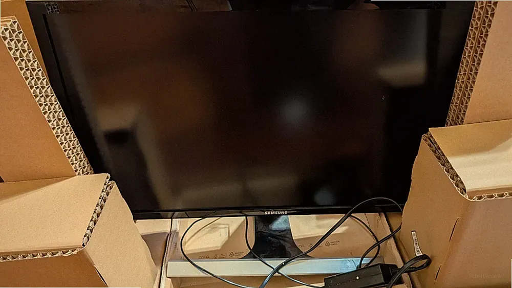 Samsung U28E590D 28-inch 4K UHD LED-Lit LCD with Stand and AC Adapter.