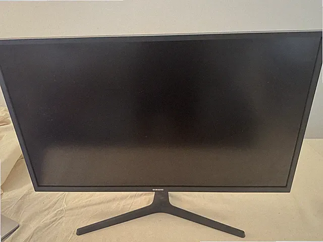 Samsung Visit the Samsung Store SAMSUNG 32" UJ59 Series 4K UHD (3840x2160)