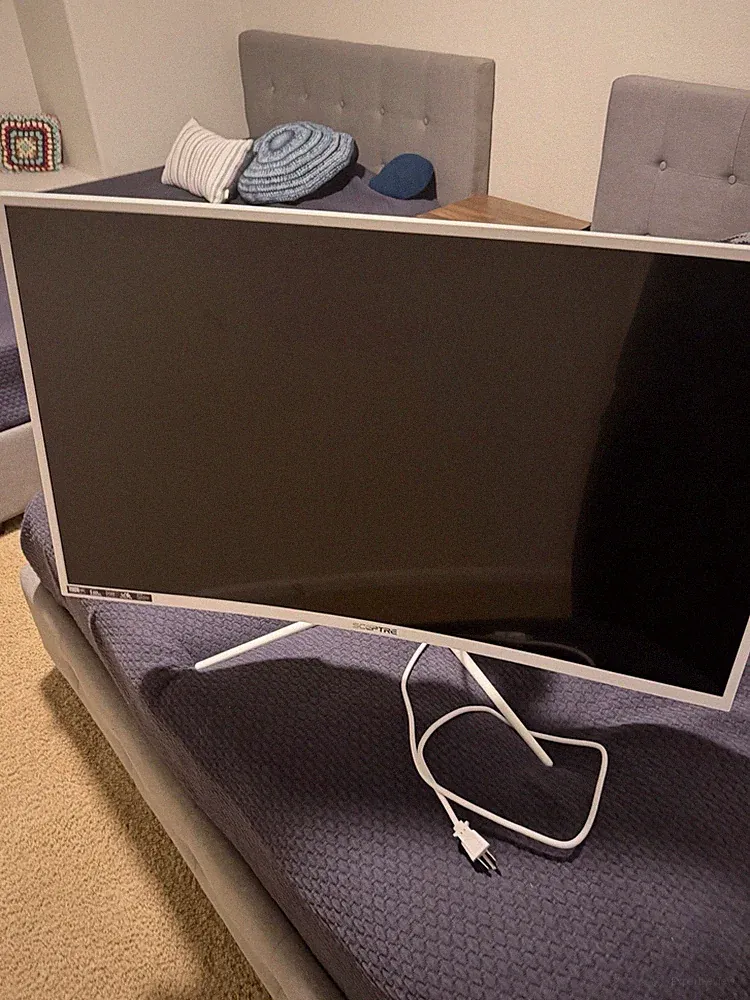 Sceptre 32" White Computer Monitor 16:9 Aspect Ratio with Stand and Power Cable