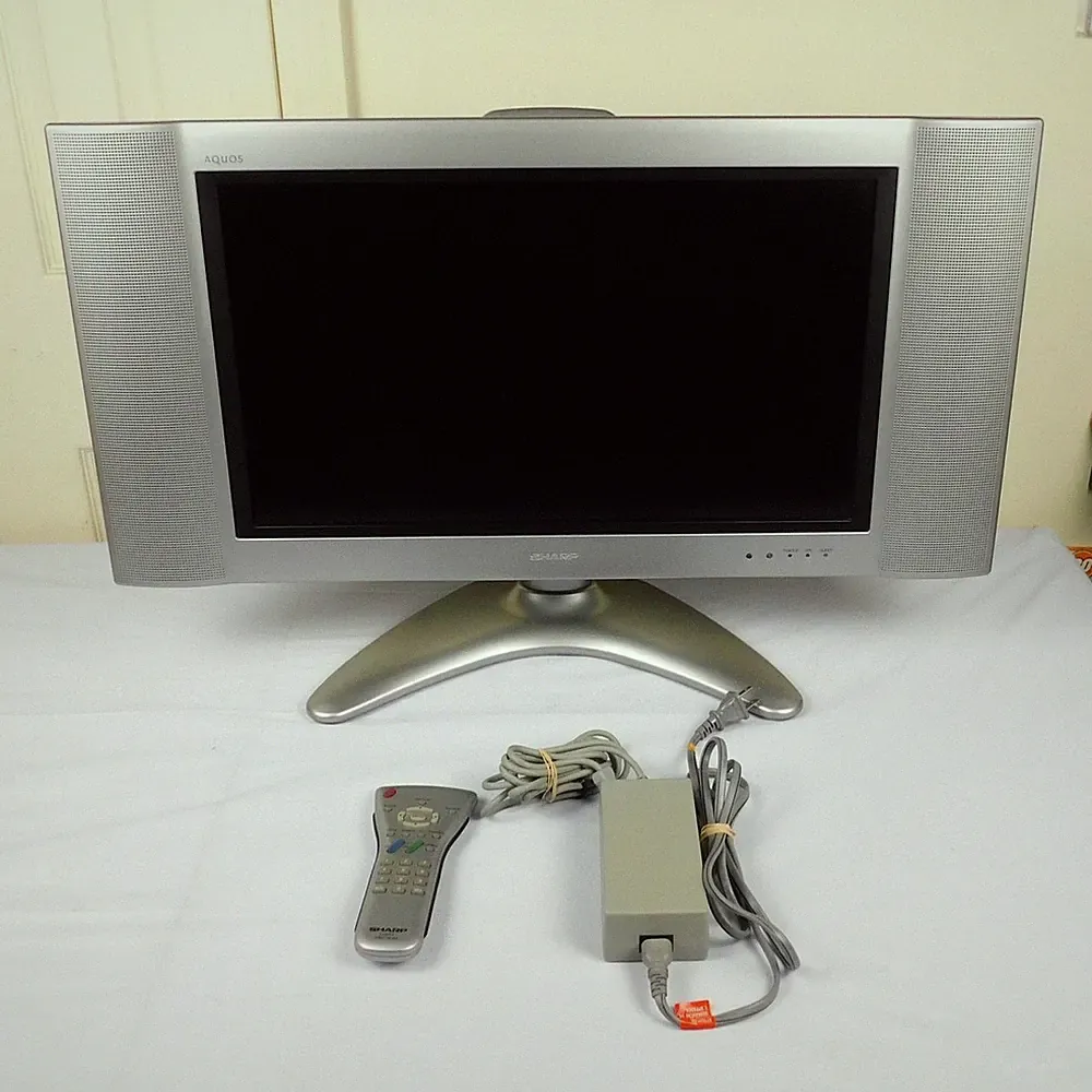 Sharp LC-22SV2U LCD TV 22" Tested Working 16:9 Retro Gaming w/ Remote 2004 Wide