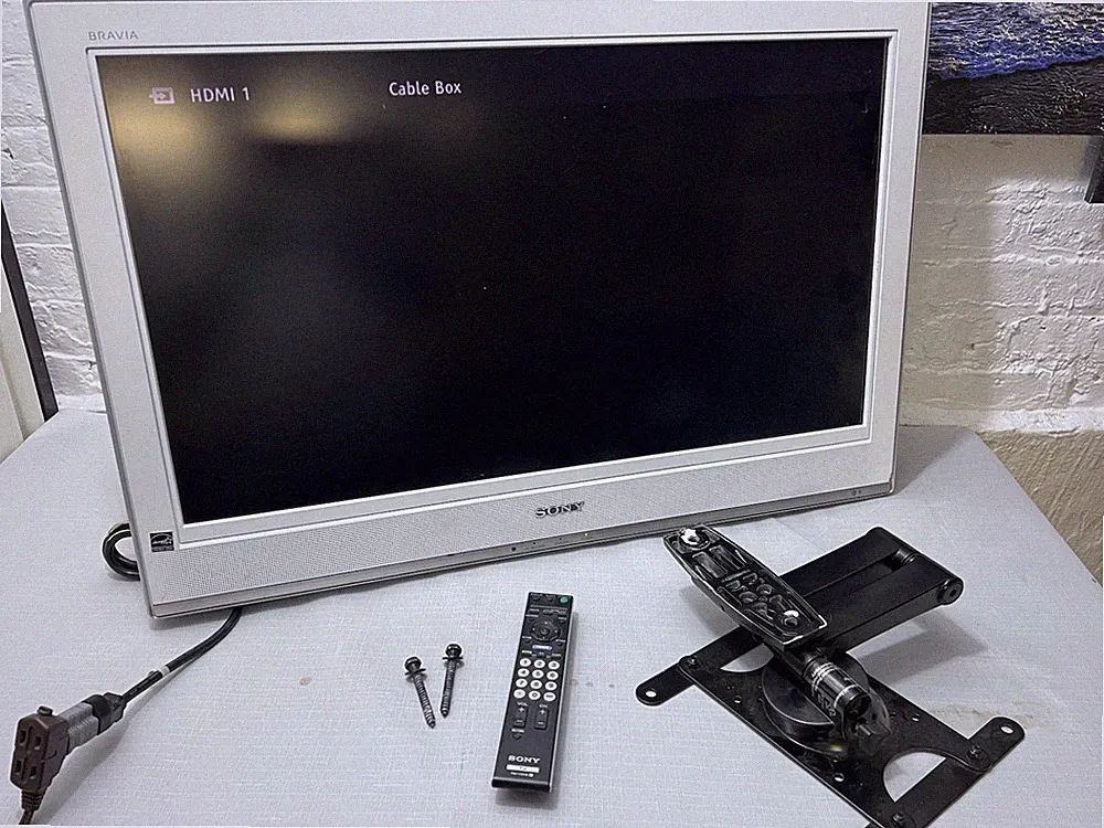 Sony Bravia KDL-32S3000 32" LCD HDTV Retro Gaming PC Monitor w Remote Mount