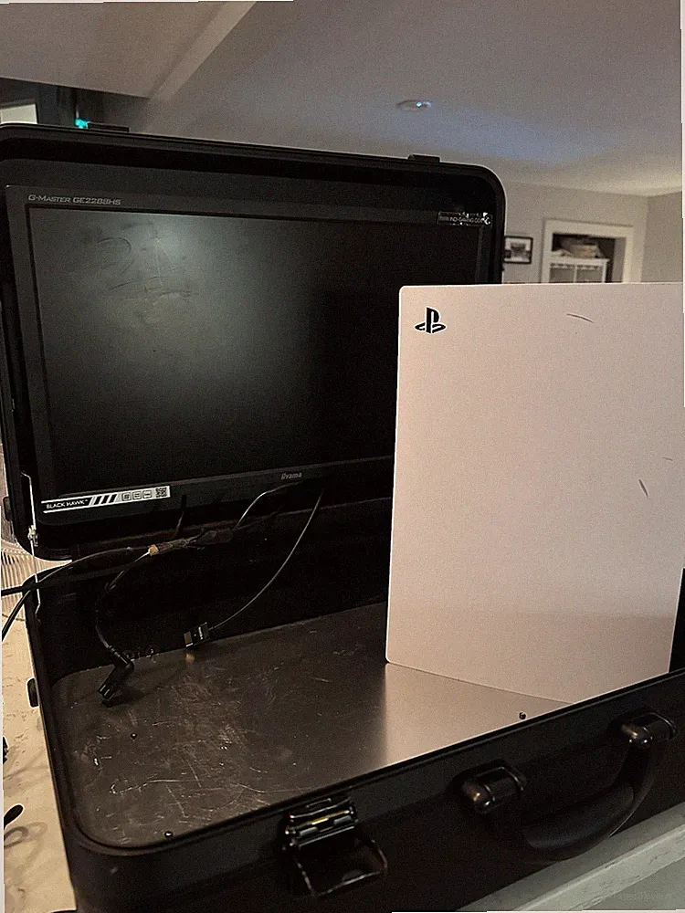 Sony Playstation 5 825 GB + Portable Gaming Monitor Case + 1 Controller