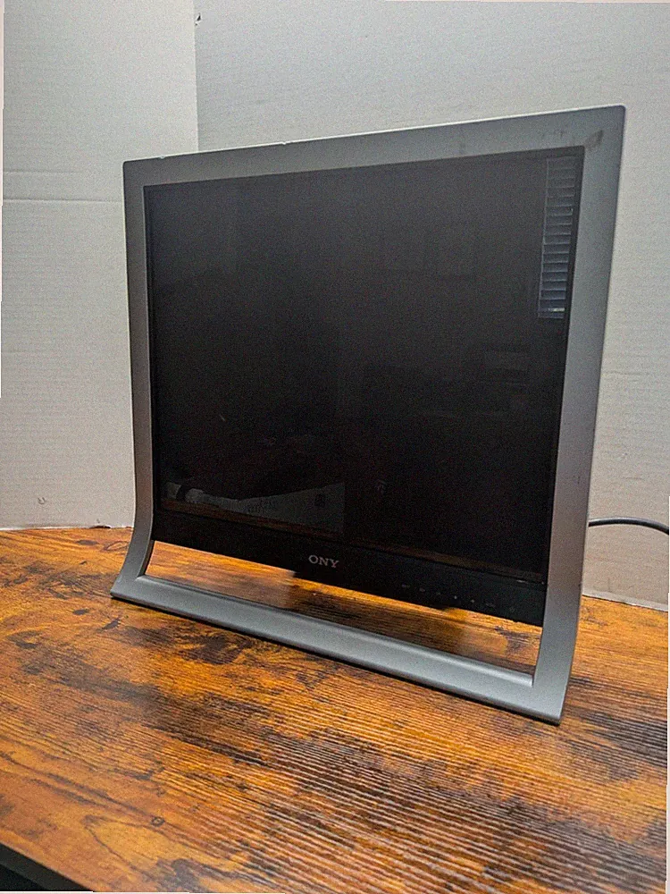 Sony SDM-HS95P LCD Monitor 19 Inch 1280x1024 Read Description