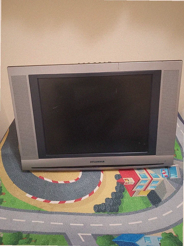Sylvania 15" LCD TV 4:3 480p Retro Gaming 6615LCT Television