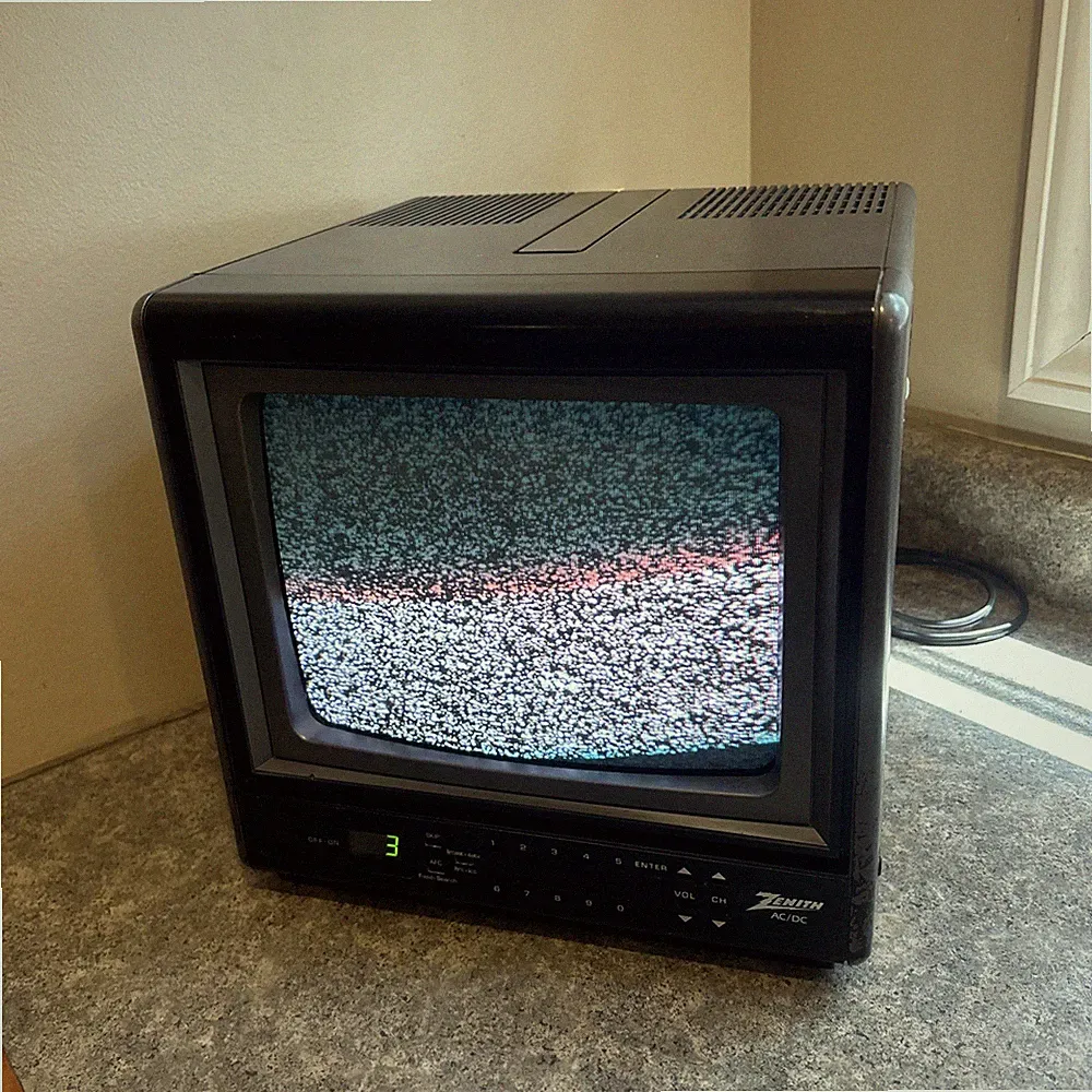 Vintage 1986 Zenith D0930S 9” Color Portable CRT TV Tested Working Retro Cube
