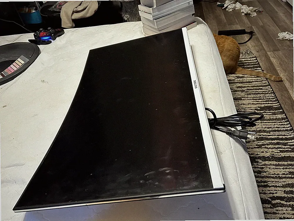 Viotek computer monitor 31.5”