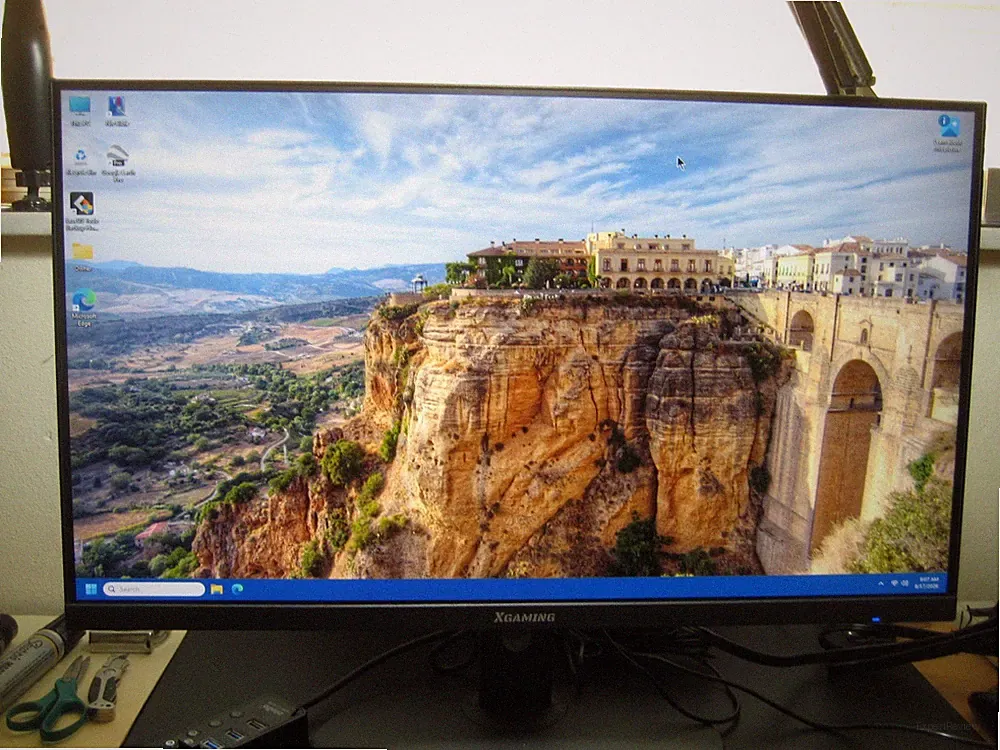 Xgaming 25" LCD Montor w/Built-in Speakers - Fully Functional